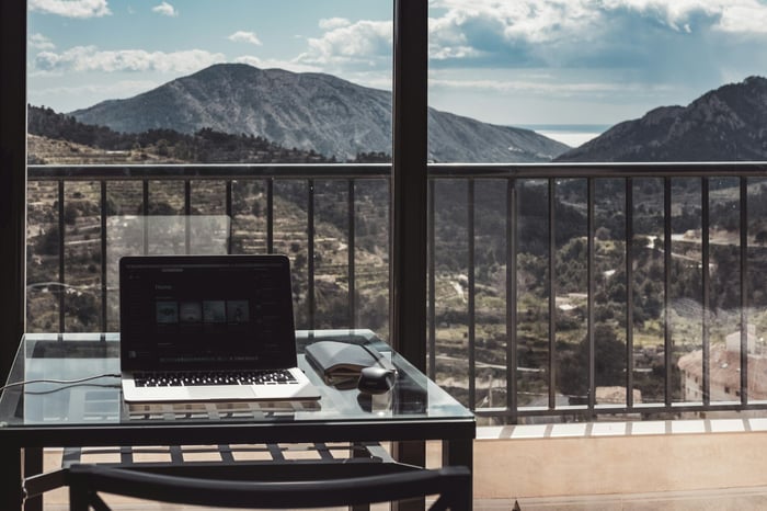 11 Mobile Office Essentials for Traveling Remote Workers image