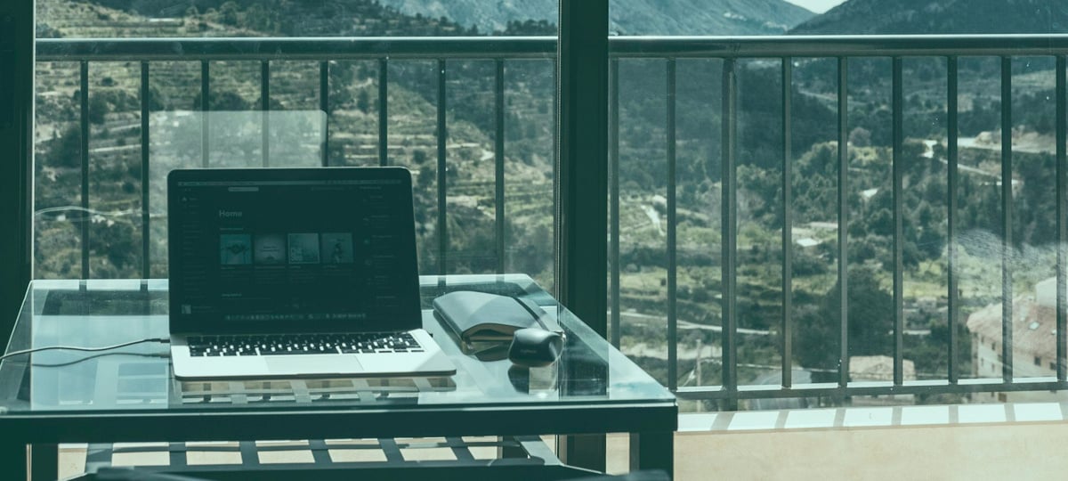 11 Mobile Office Essentials for Traveling Remote Workers